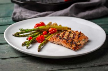 grilled salmon with asparagus and red tomatoes
