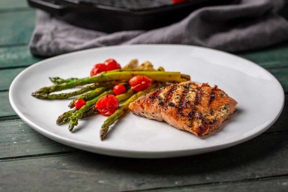 grilled salmon with asparagus and red tomatoes