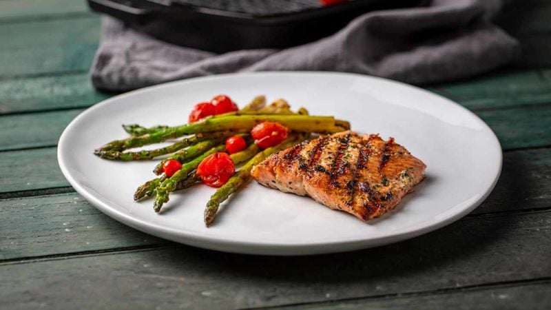 grilled salmon with asparagus and red tomatoes
