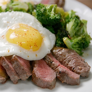 sirloin steak with broccoli and eggs