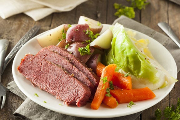 corned beef and cabbage with carrots and potatoes