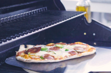 how to grill pizza