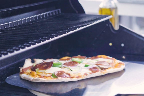 how to grill pizza