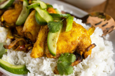 chicken thighs cucumbers rice and yogurt sauce