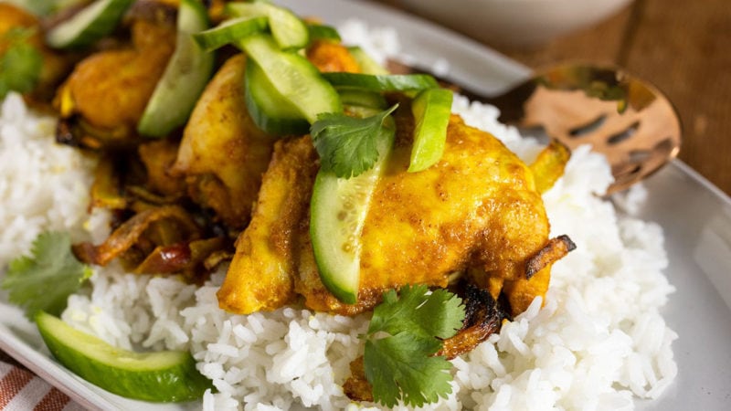 chicken thighs cucumbers rice and yogurt sauce